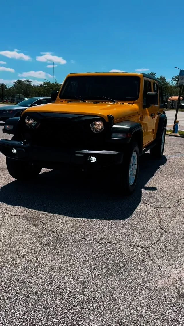 Jeep Wrangler Unlimited amarillo de Pick'N Go Rent A Car, fotografiado en Orlando