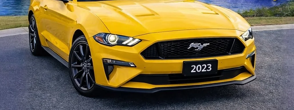 Ford Mustang 2023 amarillo de la flota de Pick'N Go Rent A Car en Orlando