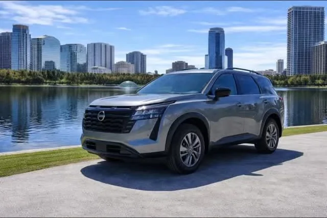 Nissan Pathfinder gris de 3 filas de la flota de Pick'N Go Rent A Car, Orlando