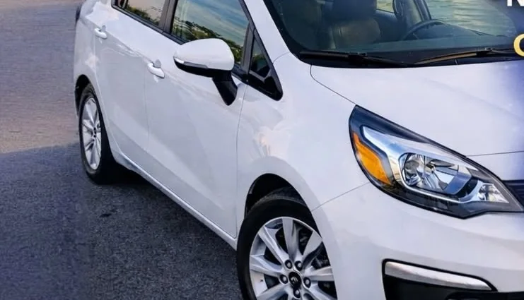 Kia Rio 2015 blanco disponible para renta en Pick'N Go Rent A Car, Orlando